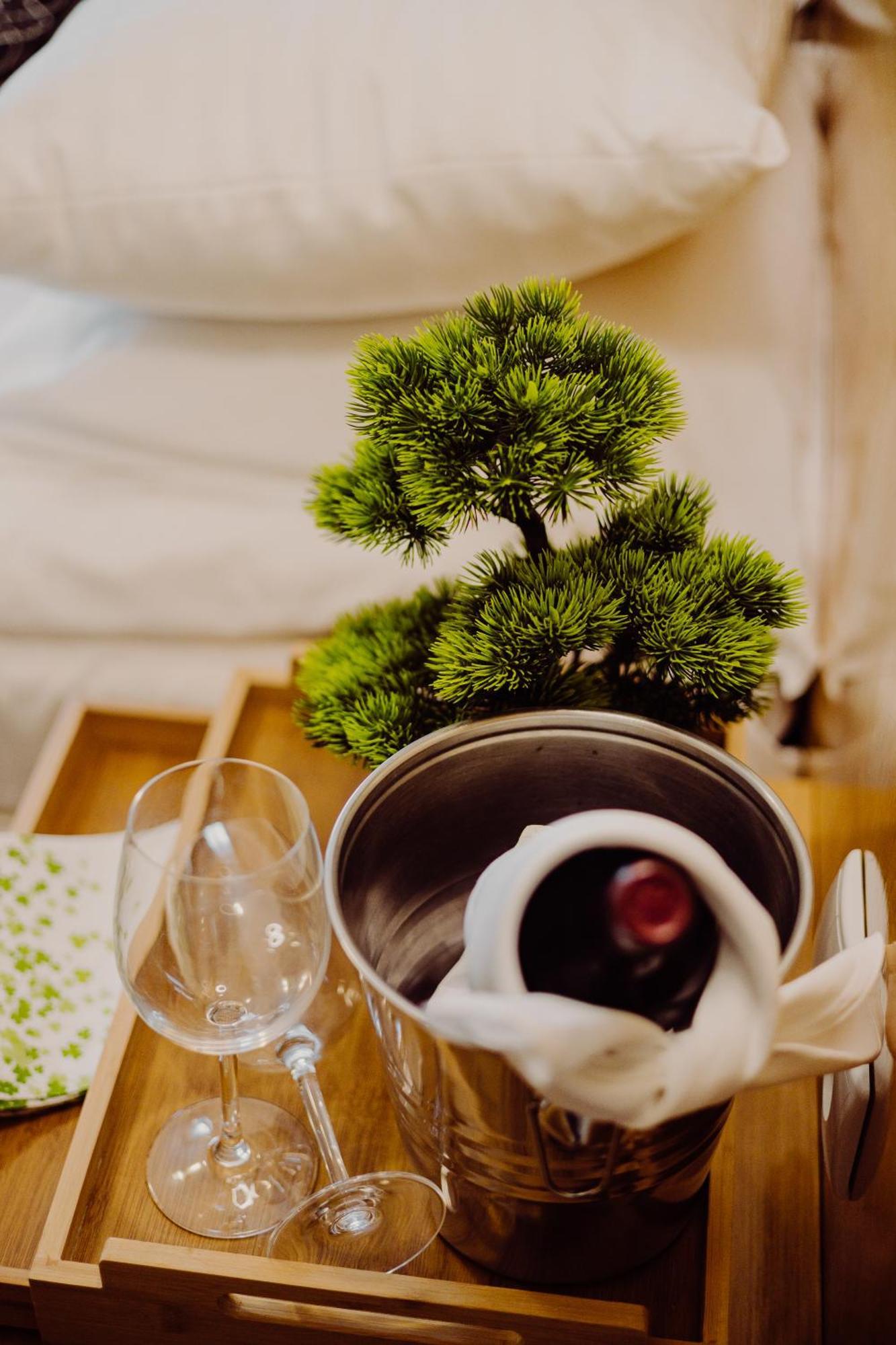 Hotel Bonsai Niemcza Esterno foto